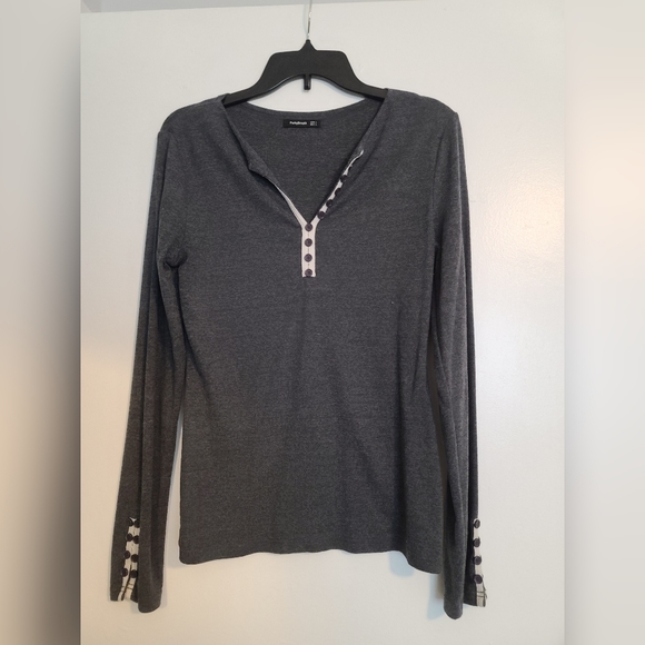 Long sleeve button detail - Picture 1 of 2